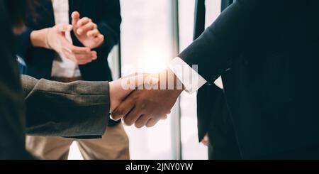 Geschäftsmann Handshake für Teamarbeit bei Unternehmensfusion und -Übernahme Stockfoto