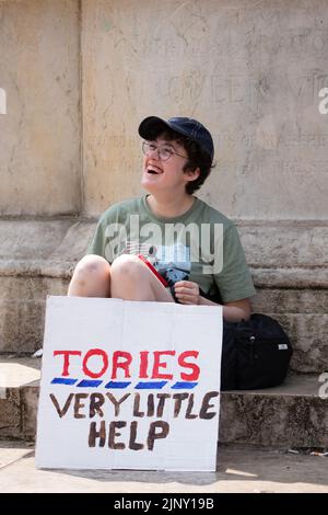 Manchester, Großbritannien. 14. August 2022. Peterloo Marsch Marschers montiert in Piccadilly Gardens, 12pm für 12,30pm loslegen, märz wird entlang der Market St gehen, Deansgate, Peter St zum Petersplatz gefolgt von einer Kundgebung nach dem marsch auf dem Petersplatz Julian Assange Film, der 6,30pm im Briton's Protection gezeigt wird und historische Verbindungen zum Peterloo-Massaker vom 16. August 1819 hat. Die Volksversammlung in Manchester unterstützt den Peterloo-marsch und die Kundgebung und war an einigen der Veranstaltungen beteiligt. Kredit: GaryRobertsphotography/Alamy Live Nachrichten Stockfoto