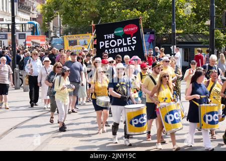 Manchester, Großbritannien. 14. August 2022. Peterloo Marsch Marschers montiert in Piccadilly Gardens, 12pm für 12,30pm loslegen, märz wird entlang der Market St gehen, Deansgate, Peter St zum Petersplatz gefolgt von einer Kundgebung nach dem marsch auf dem Petersplatz Julian Assange Film, der 6,30pm im Briton's Protection gezeigt wird und historische Verbindungen zum Peterloo-Massaker vom 16. August 1819 hat. Die Volksversammlung in Manchester unterstützt den Peterloo-marsch und die Kundgebung und war an einigen der Veranstaltungen beteiligt. Kredit: GaryRobertsphotography/Alamy Live Nachrichten Stockfoto