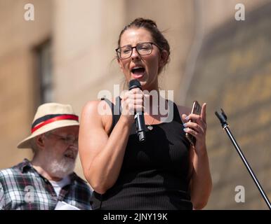 Laura Pidcock , ehemalige Labour-Partei-Politikerin, die Nationalsekretärin der Volksversammlung spricht die Menge an. Manchester, Großbritannien. 14. August 2022. Peterloo-Marsch, gefolgt von einer Kundgebung auf dem Petersplatz. Julian Assange Film, der 6,30pm bei Briton's Protection gezeigt wurde und historische Verbindungen zum Peterloo-Massaker vom 16. August 1819 hat. Die Volksversammlung in Manchester unterstützt den Peterloo-marsch und die Kundgebung und war an einigen der Veranstaltungen beteiligt. Kredit: GaryRobertsphotography/Alamy Live Nachrichten Stockfoto