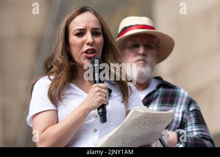 Stella Assange, Ehefrau von Julian Assange, mit dem Hintermann Allan Davies von The Word. Manchester, Großbritannien. 14. August 2022. Der Peterloo-Marsch, der in den Piccadilly Gardens versammelt war, ging zum Petersplatz, gefolgt von einer Kundgebung nach dem marsch auf dem Petersplatz. Julian Assange Film, der 6,30pm bei Briton's Protection gezeigt wurde und historische Verbindungen zum Peterloo-Massaker vom 16. August 1819 hat. Die Volksversammlung in Manchester unterstützt den Peterloo-marsch und die Kundgebung und war an einigen der Veranstaltungen beteiligt. Kredit: GaryRobertsphotography/Alamy Live Nachrichten Stockfoto