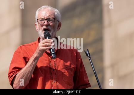 Jeremy Corbyn spricht über die Kundgebung in Manchester, Großbritannien. 14.. August 2022 bei Peterloo März. Marschers versammelten sich am Piccadilly Garden. Anschließend eine Kundgebung zum Petersplatz. Der Ort des Peterloo-Massakers, der am 16.. August 1819 stattfand. Die Volksversammlung in Manchester unterstützt den Peterloo-marsch. Kredit: GaryRobertsphotography/Alamy Live Nachrichten Stockfoto