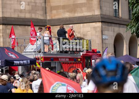 Jeremy Corbyn spricht über die Kundgebung in Manchester, Großbritannien. 14.. August 2022 bei Peterloo März. Marschers versammelten sich am Piccadilly Garden. Anschließend eine Kundgebung zum Petersplatz. Der Ort des Peterloo-Massakers, der am 16.. August 1819 stattfand. Die Volksversammlung in Manchester unterstützt den Peterloo-marsch. Kredit: GaryRobertsphotography/Alamy Live Nachrichten Stockfoto