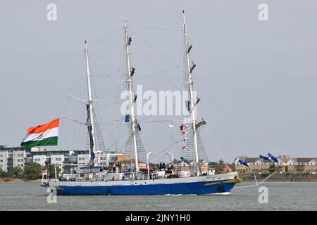 Ankunft auf der Themse NS TARANGINI A75, das Segeltrainingsschiff der indischen Marine, Aufenthalt in West India Doc und Besuch in London im Rahmen von #IndiaAt75 / #AzadiKaAmritMahotsav Veranstaltungen. Stockfoto