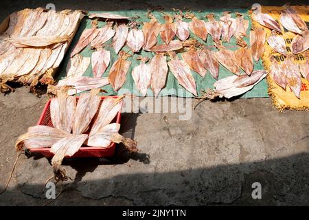 Sonnengetrockneter Tintenfisch zum Verkauf auf dem Straßenmarkt Stockfoto