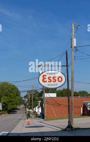 Blick auf die historische Stadt Boydton in Virginia. Leere Straße mit einem alten ESSO-Schild. Stockfoto