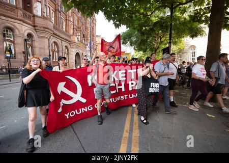 Junge Kommunisten marschieren in Manchester, Großbritannien. 14. August 2022. Peterloo March Marchers versammelten sich in den Piccadilly Gardens, 12pm für 12,30pm, und marschierten zum Petersplatz. Gefolgt von einer Kundgebung nach dem marsch auf dem Petersplatz. Julian Assange Film, der 6,30pm bei Briton's Protection gezeigt wurde und historische Verbindungen zum Peterloo-Massaker vom 16. August 1819 hat. Picture: Garyroberts/worldwidefeatures.com Stockfoto