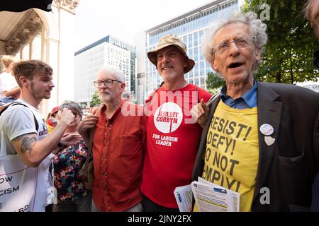 Jeremy Corbyn und Bruder Piers waren in Manchester, Großbritannien, wieder vereint. 14. August 2022. Peterloo Marsch Petersplatz. Massaker von Peterloo vom 16. August 1819 die Volksversammlung in Manchester unterstützt den Peterloo-marsch und die Kundgebung. Picture: Garyroberts/worldwidefeatures.com Stockfoto