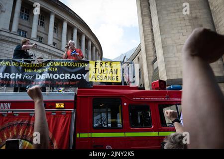 Jeremy Corbyn wendet sich an die Menschenmenge, die sich nach dem Peterloo-marsch für Demokratie am Petersplatz versammelt hat. Gewerkschaften und lokale Gemeinschaften kommen zusammen, um der Regierung zu zeigen, dass die Lebenshaltungskosten außer Kontrolle geraten sind und dass die Menschen sich zusammenschließen werden, um zurückzukämpfen. (Foto von Andy Barton / SOPA Images/Sipa USA) Stockfoto