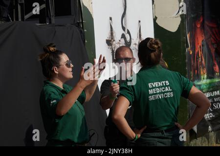 Catton Park, Großbritannien, 14 Aug, 2022, Medizinische Mitarbeiter versuchen, beim Bloodstock Open Air Festival cool zu bleiben. Kredit: Will Tudor/Alamy Live Nachrichten Stockfoto