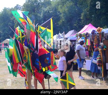 Manchester, Großbritannien, 14.. August 2022. Der Caribbean Carnival von Manchester kehrt nach zwei Jahren Abwesenheit aufgrund von Covid 19 nach Alexandra Park, Manchester, England, Großbritannien, zurück. Das Thema des Karnevals lautet ‘Unity’, es feiert 50 Jahre karibische und afrikanische Geschichte von Manchester und markiert 60 Jahre jamaikanische Unabhängigkeit. Die Organisatoren sagen: „Der Caribbean Carnival von Manchester ist ein jährliches Festival, das den karibischen Geschmack und die Nachtschwärmer für ein Wochenende nach Manchester durch die Klänge von Reggae, Calypso und Soca bringt.“ Quelle: Terry Waller/Alamy Live News Stockfoto