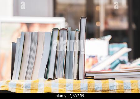 Gebrauchte Bücher werden in Folge auf einem Buchmarkt in Dordrecht in den Niederlanden verkauft. Hollands Second-Hand-Literatur-Veranstaltung findet jährlich in statt Stockfoto