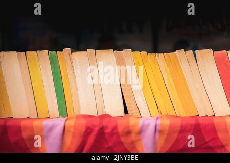 Gebrauchte alte Taschenbücher in Folge werden auf einem Buchmarkt in Dordrecht in den Niederlanden verkauft. Hollands Second-Hand-Literatur-Veranstaltung ist Hel Stockfoto