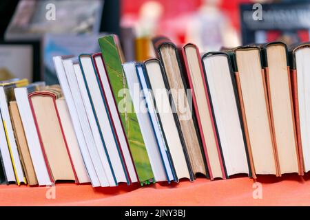 Gebrauchte Hardback-Bücher werden in Folge auf einem Buchmarkt in Dordrecht in den Niederlanden verkauft. Hollands Second-Hand-Literatur-Veranstaltung findet statt ann Stockfoto