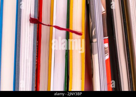 Second-Hand-Bücher Nahaufnahme von Hardback-Seiten, die auf einem Buchmarkt in Dordrecht in den Niederlanden verkauft werden. Hollands Second-Hand-Literatur-Veranstaltung ist Hel Stockfoto