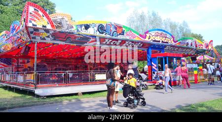 Manchester, Großbritannien, 14.. August 2022. Fahrgeschäfte auf dem Jahrmarkt. Der Caribbean Carnival von Manchester kehrt nach zwei Jahren Abwesenheit aufgrund von Covid 19 nach Alexandra Park, Manchester, England, Großbritannien, zurück. Das Thema des Karnevals lautet ‘Unity’, es feiert 50 Jahre karibische und afrikanische Geschichte von Manchester und markiert 60 Jahre jamaikanische Unabhängigkeit. Quelle: Terry Waller/Alamy Live News Stockfoto