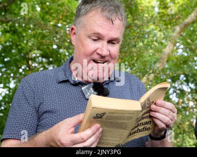 Speakers Corner, Hyde Park, London, Großbritannien. 14. August 2022. Steve, der die Redefreiheit verteidigt, liest Passagen aus den satanischen Versen von Salman Rushdie in der Speakers Corner in London. Kredit: Matthew Chattle/Alamy Live Nachrichten Stockfoto