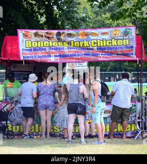 Manchester, Großbritannien, 14.. August 2022. Ein Verkaufsstand, der Lebensmittel verkauft, wirbt mit Jerkhuhnchen. Der Caribbean Carnival von Manchester kehrt nach zwei Jahren Abwesenheit aufgrund von Covid 19 nach Alexandra Park, Manchester, England, Großbritannien, zurück. Das Thema des Karnevals lautet ‘Unity’, es feiert 50 Jahre karibische und afrikanische Geschichte von Manchester und markiert 60 Jahre jamaikanische Unabhängigkeit. Quelle: Terry Waller/Alamy Live News Stockfoto