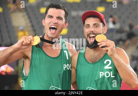 Hamburg, Deutschland. 14. August 2022. Beach Volleyball, Beach Pro Tour, 14. August 2022, Hamburg Rothenbaum Stadion, Michal Bryl und Bartosz Losiak mit der Goldmedaille. Quelle: Michael Schwartz/dpa/Alamy Live News Stockfoto