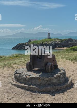 Kanone, die zur Beschwörung von Rettungsbootbesatzungen auf Llanddwyn Island verwendet wurde Stockfoto