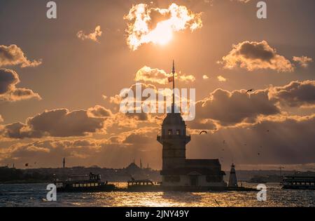 Toller Sonnenuntergang am Maiden Tower. Der Maiden-Turm ist ein Wahrzeichen der Skyline Istanbuls und blickt auf eine reiche Geschichte zurück, die bis ins 4. Jahrhundert zurückreicht. Stockfoto