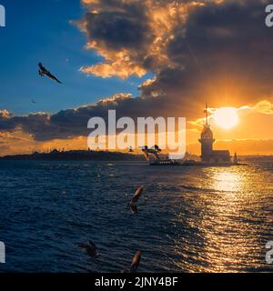 Toller Sonnenuntergang am Maiden Tower. Der Maiden-Turm ist ein Wahrzeichen der Skyline Istanbuls und blickt auf eine reiche Geschichte zurück, die bis ins 4. Jahrhundert zurückreicht. Stockfoto