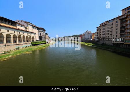 Landschaftlich schöner Blick auf Ponte Alle Grazie an einem sonnigen Tag. Florenz. Italien. Stockfoto