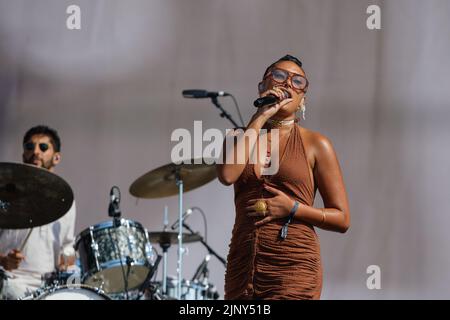 Newquay, Cornwall, Großbritannien. 14.. August 2022. Joy Crookes tritt auf der Hauptbühne des Boardmasters Festival 2022 auf. Quelle: Sam Hardwick/Alamy. Stockfoto