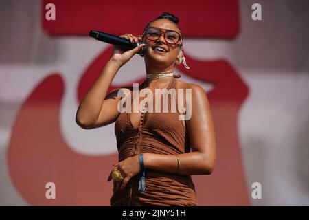 Newquay, Cornwall, Großbritannien. 14.. August 2022. Joy Crookes tritt auf der Hauptbühne des Boardmasters Festival 2022 auf. Quelle: Sam Hardwick/Alamy. Stockfoto