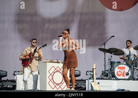 Newquay, Cornwall, Großbritannien. 14.. August 2022. Joy Crookes tritt auf der Hauptbühne des Boardmasters Festival 2022 auf. Quelle: Sam Hardwick/Alamy. Stockfoto