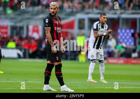 Theo Hernandez vom AC Mailand schaut während der Serie A 2022/23 Fußballspiel zwischen AC Mailand und Udinese Calcio im Giuseppe Meazza Stadium, Mailand, I Stockfoto