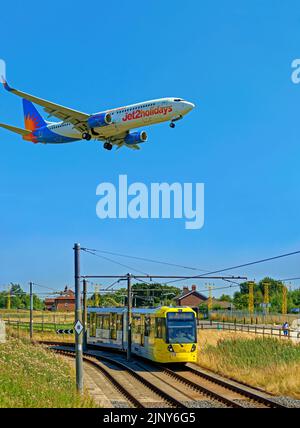 Die Straßenbahn Manchester Metrolink nähert sich der Haltestelle Manchester Airport, Manchester, England. Stockfoto