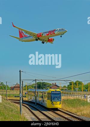 Die Straßenbahn Manchester Metrolink nähert sich der Haltestelle Manchester Airport, Manchester, England. Stockfoto