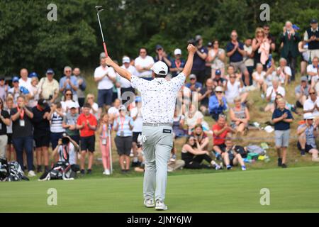 Der schottische Ewen Ferguson reagiert nach dem Gewinn der ISPS am vierten Tag der ISPS HANDA World Invitational im Galgorm Castle Golf Club in der Grafschaft Antrim, Nordirland. Bilddatum: Sonntag, 14. August 2022. Stockfoto