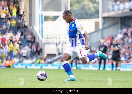 Blackburn, Großbritannien. 14.. August 2022. Tayo Edun (7) von Blackburn Rovers in Aktion während des Sky Bet Championship-Spiels zwischen Blackburn Rovers und West Bromwich Albion am Sonntag, 14.. August 2022 im Ewood Park, Blackburn. (Kredit: Mike Morese | MI News)Ewood Park Eckflagge.das Sky Bet Championship Match zwischen Blackburn Rovers und West Bromwich Albion am Sonntag, 14.. August 2022 im Ewood Park, Blackburn. (Kredit: Mike Morese | MI News) Kredit: MI News & Sport /Alamy Live News Stockfoto