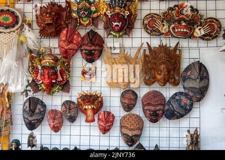 Traditionelle handgefertigten Puppen Maske Souvenir Einzelhandel Display in Bali Insel, Indonesien Stockfoto