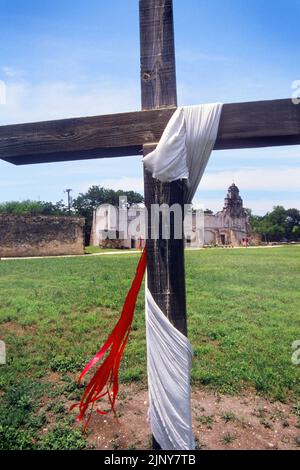 Mission San Juan Capistrano, San Antonio, Texas, jetzt ein Museum. San Antonio Missions National Historical Park. Holz, Holz, Kruzifix auf dem Gelände USA Stockfoto