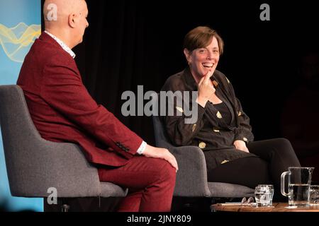 Edinburgh, Großbritannien. 14. August 2022 im Bild: Der Labour-Abgeordnete für Birmingham Yardley und der Schattenminister für häusliche Gewalt und Schutz von Jess Phillips wird vom LBC-Sprecher Iain Dale beim Edinburgh Fringe Festival im Rahmen der Interviewreihe All Talk des Senders interviewt. Auf die Frage nach den Chancen der Labour-Partei, die nächsten Wahlen zu gewinnen, sagte sie: „Nicht einmal Blair ist einfach in die Downing Street gegangen. Du musst eine gepflasterte Straße hinaufkriechen, bis deine Finger bluten.“ Kredit: Rich Dyson/Alamy Live Nachrichten Stockfoto