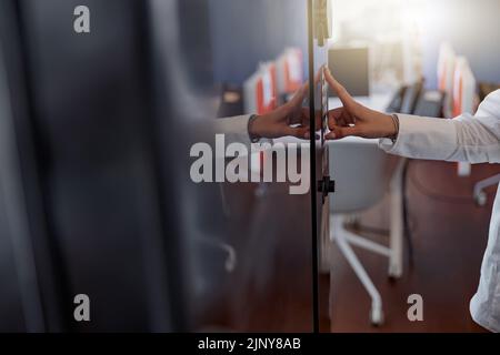 Nahaufnahme der Frau Scannen Fingerabdruck elektronische digitale Türverriegelung Sicherheitssystem Stockfoto