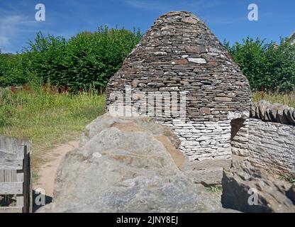 Der Schweinestall. Rund aus dem 19.. Jahrhundert, steinerner Schweinestall, St. Fagans National History Museum, Cardiff, Südwales. Stockfoto