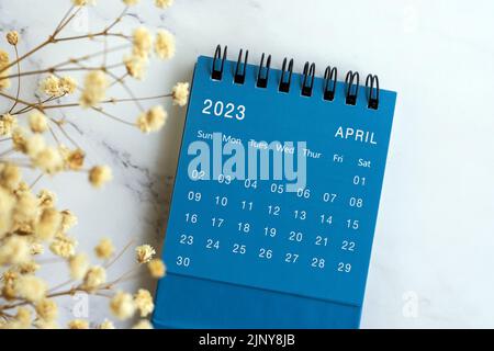 April 2023 flacher blauer Kalender Stockfoto