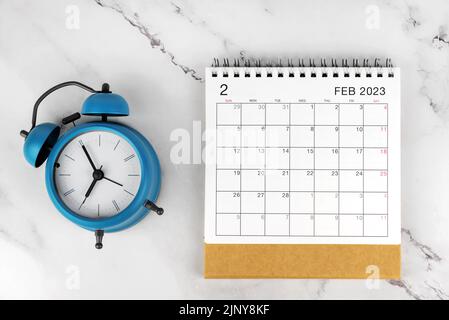 Februar 2023 Tischkalender Mit Wecker Stockfoto