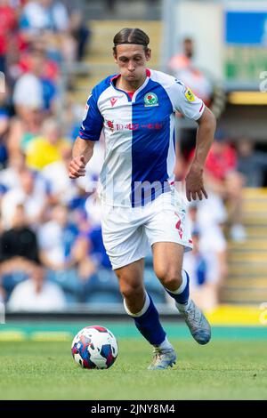 Blackburn, Großbritannien. 14.. August 2022. Callum Brittain (2) von Blackburn Rovers in Aktion während des Sky Bet Championship-Spiels zwischen Blackburn Rovers und West Bromwich Albion im Ewood Park, Blackburn am Sonntag, 14.. August 2022. (Kredit: Mike Morese | MI News)Ewood Park Eckflagge.das Sky Bet Championship Match zwischen Blackburn Rovers und West Bromwich Albion am Sonntag, 14.. August 2022 im Ewood Park, Blackburn. (Kredit: Mike Morese | MI News) Kredit: MI News & Sport /Alamy Live News Stockfoto