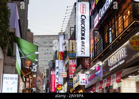 Seoul, Südkorea - 04. November 2019: Blick auf die Einkaufsstraße von Myeong-dong und Neonlicht. Stockfoto