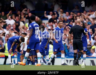 Chelsea's Thiago Silva spricht mit Schiedsrichter Anthony Taylor, nachdem Tottenham während des Spiels der Premier League in Stamford Bridge, London, ein ausgeglichendes Tor erzielt hat. Bilddatum: Sonntag, 14. August 2022. Stockfoto