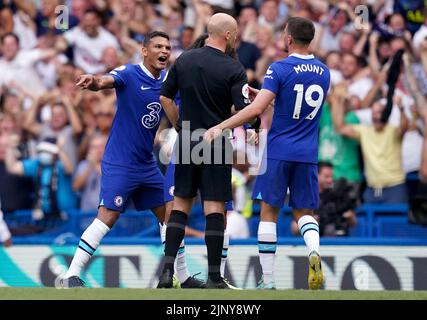 Chelsea's Thiago Silva spricht mit Schiedsrichter Anthony Taylor, nachdem Tottenham während des Spiels der Premier League in Stamford Bridge, London, ein ausgeglichendes Tor erzielt hat. Bilddatum: Sonntag, 14. August 2022. Stockfoto