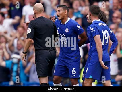 Chelsea's Thiago Silva spricht mit Schiedsrichter Anthony Taylor, nachdem Tottenham während des Spiels der Premier League in Stamford Bridge, London, ein ausgeglichendes Tor erzielt hat. Bilddatum: Sonntag, 14. August 2022. Stockfoto