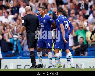 Chelsea's Thiago Silva spricht mit Schiedsrichter Anthony Taylor, nachdem Tottenham während des Spiels der Premier League in Stamford Bridge, London, ein ausgeglichendes Tor erzielt hat. Bilddatum: Sonntag, 14. August 2022. Stockfoto