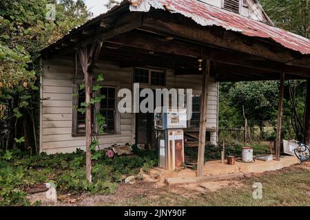 Eine alte geschlossen und verlassene Tankstelle, oder Service Station, entlang einer Landstraße in ländlichen Alabama, USA. Stockfoto