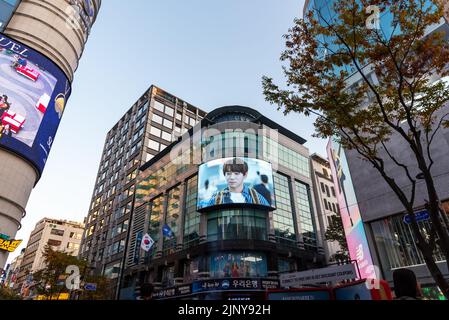 Seoul, Südkorea - 04. November 2019: Blick auf die Einkaufsstraße von Myeong-dong und Neonlicht. Stockfoto